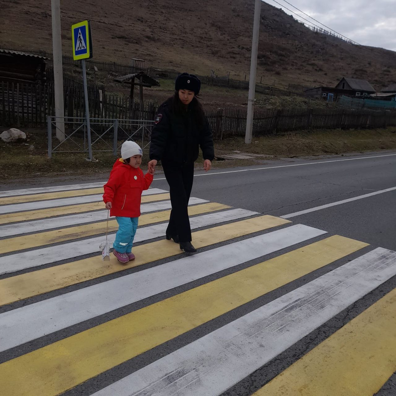 Сотрудники Госавтоинспекции провели для школьников с. Хабаровка Онгудайского района пешеходную экскурсию для закрепления Правил дорожного движения Сотрудники Госавтоинспекции провели для школьников с. Хабаровка Онгудайского района пешеходную экскурсию для закрепления Правил дорожного движения