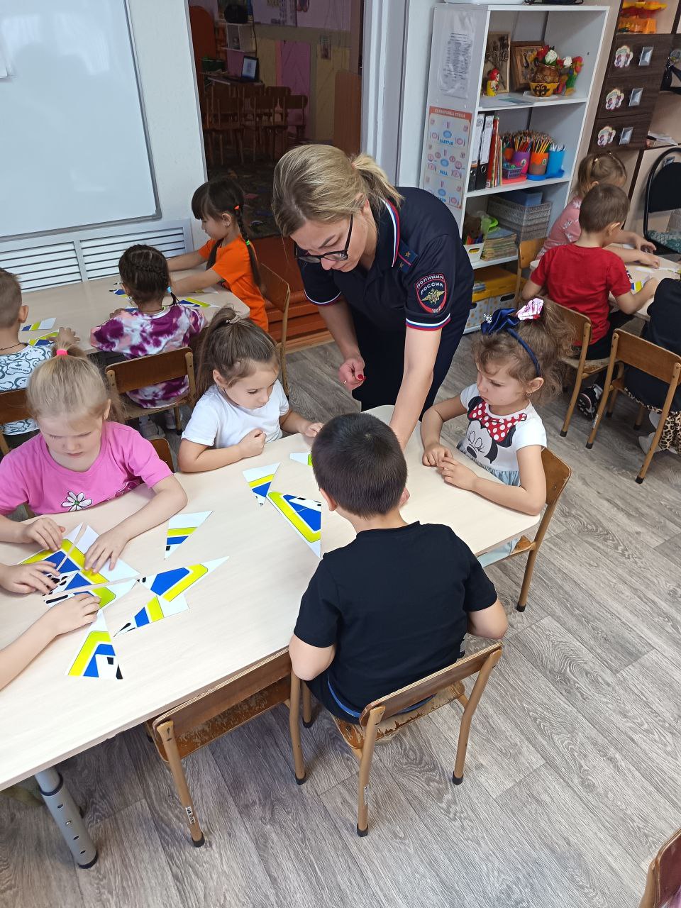 Инспекторы ГИБДД посетили детский сад «Солнышко» с. Турочак Турочакского района с целью закрепить у детей знания о правилах дорожного движения для пешеходов Инспекторы ГИБДД посетили детский сад «Солнышко» с. Турочак Турочакского района с целью закрепить у детей знания о правилах дорожного движения для пешеходов