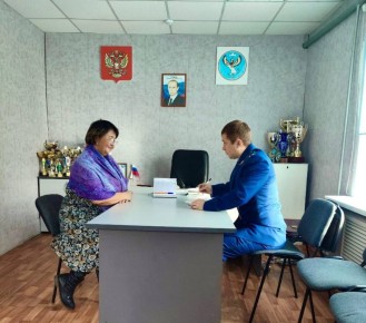 Прокурор Улаганского района провел личный прием граждан, участников СВО и членов их семей в отдаленных селах Балыкча и Саратан