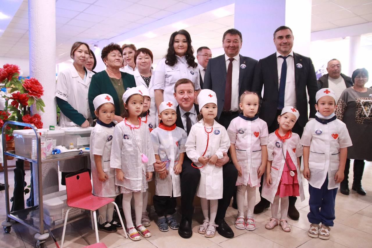 Коллектив и ветеранов Кош-Агачской районной больницы, история которой начиналась с четырех коек, поздравили со столетием учреждения Коллектив и ветеранов Кош-Агачской районной больницы, история которой начиналась с четырех коек, поздравили со столетием учреждения