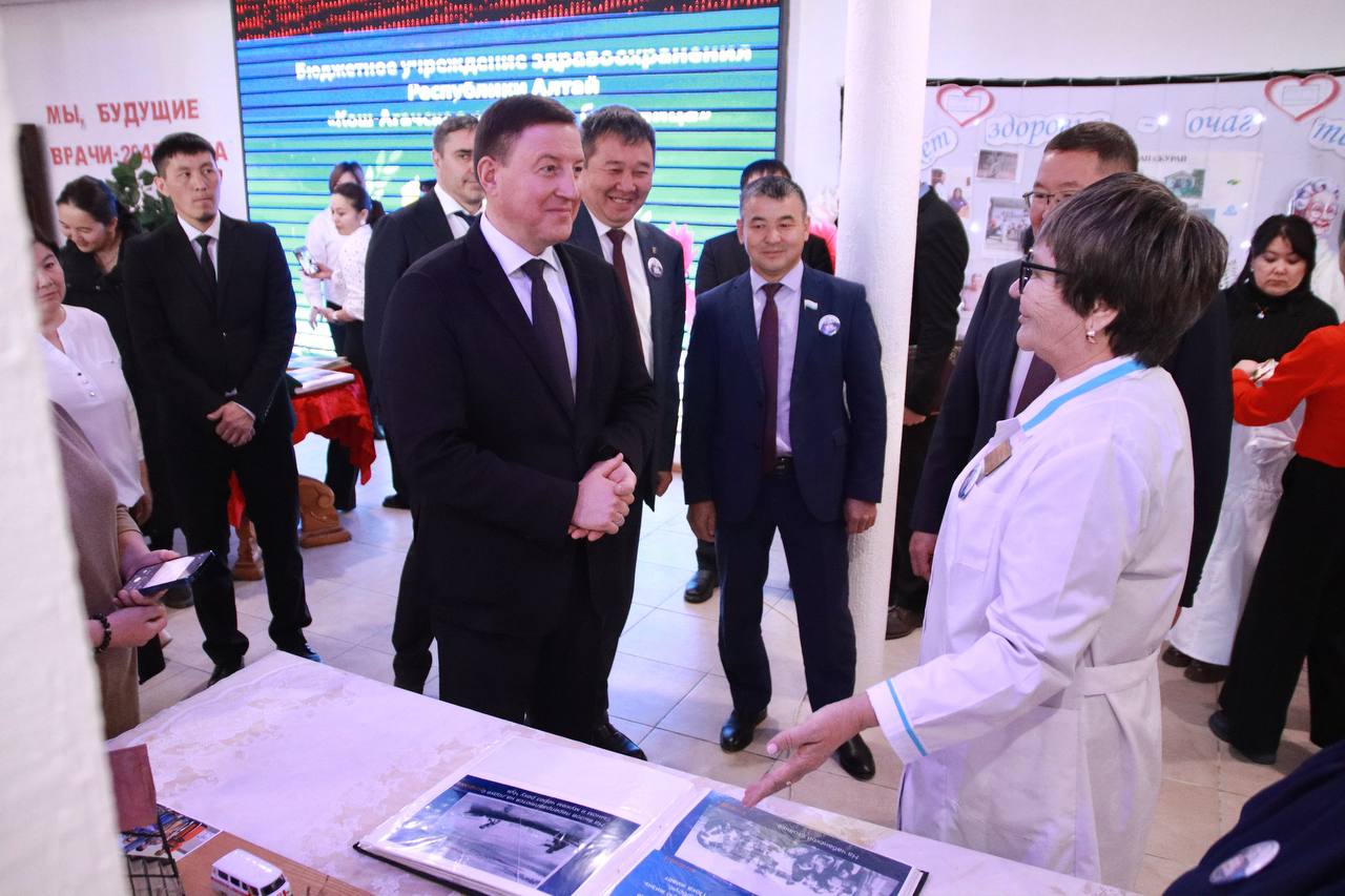 Коллектив и ветеранов Кош-Агачской районной больницы, история которой начиналась с четырех коек, поздравили со столетием учреждения Коллектив и ветеранов Кош-Агачской районной больницы, история которой начиналась с четырех коек, поздравили со столетием учреждения