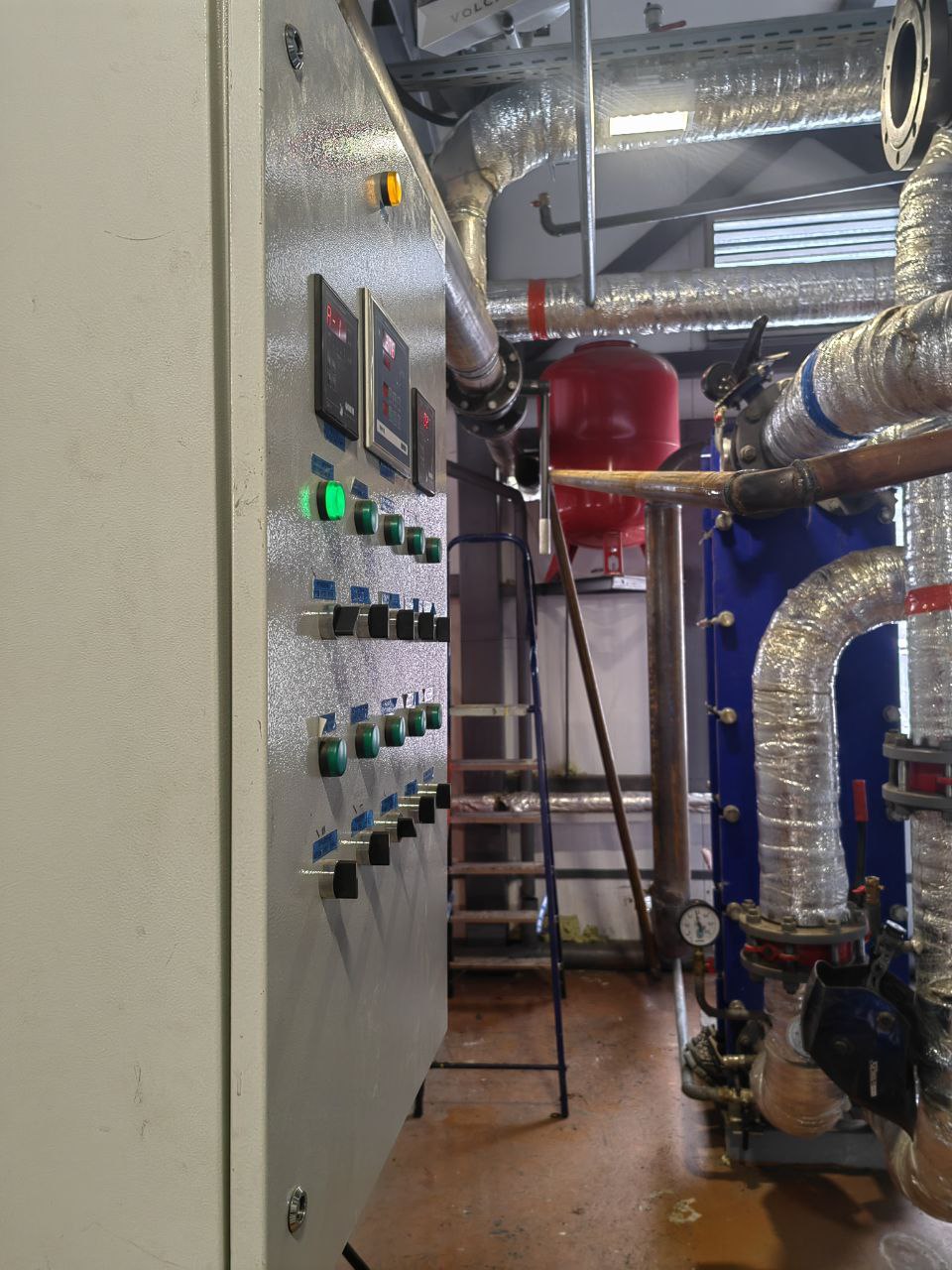 Новый модуль с отопительным котлом на газовом топливе мощностью 2,2 МВт установили в переулке Лобном в Горно-Алтайске, идут пуско-наладочные работы Новый модуль с отопительным котлом на газовом топливе мощностью 2,2 МВт установили в переулке Лобном в Горно-Алтайске, идут пуско-наладочные работы