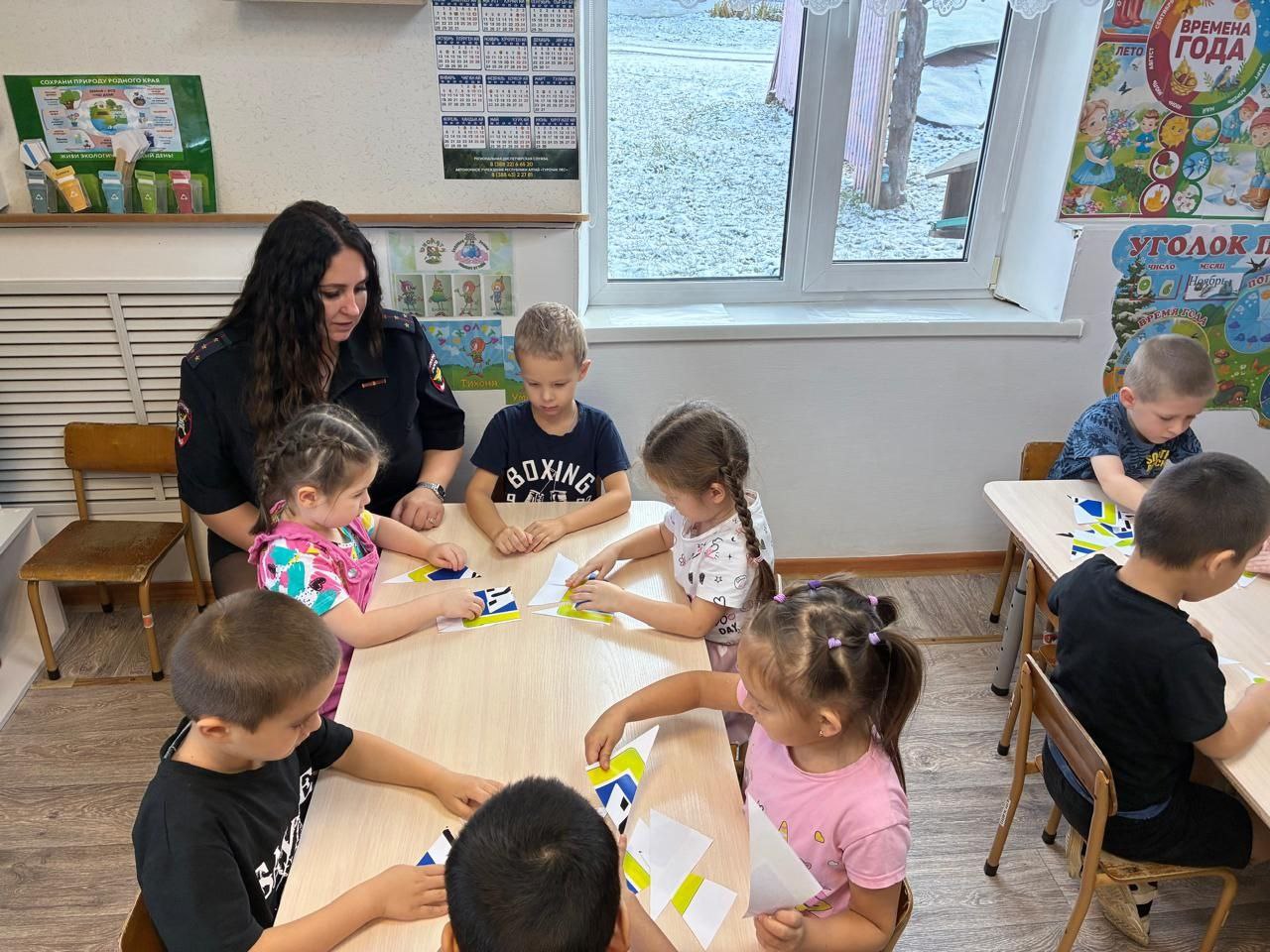 Инспекторы ГИБДД посетили детский сад «Солнышко» с. Турочак Турочакского района с целью закрепить у детей знания о правилах дорожного движения для пешеходов Инспекторы ГИБДД посетили детский сад «Солнышко» с. Турочак Турочакского района с целью закрепить у детей знания о правилах дорожного движения для пешеходов