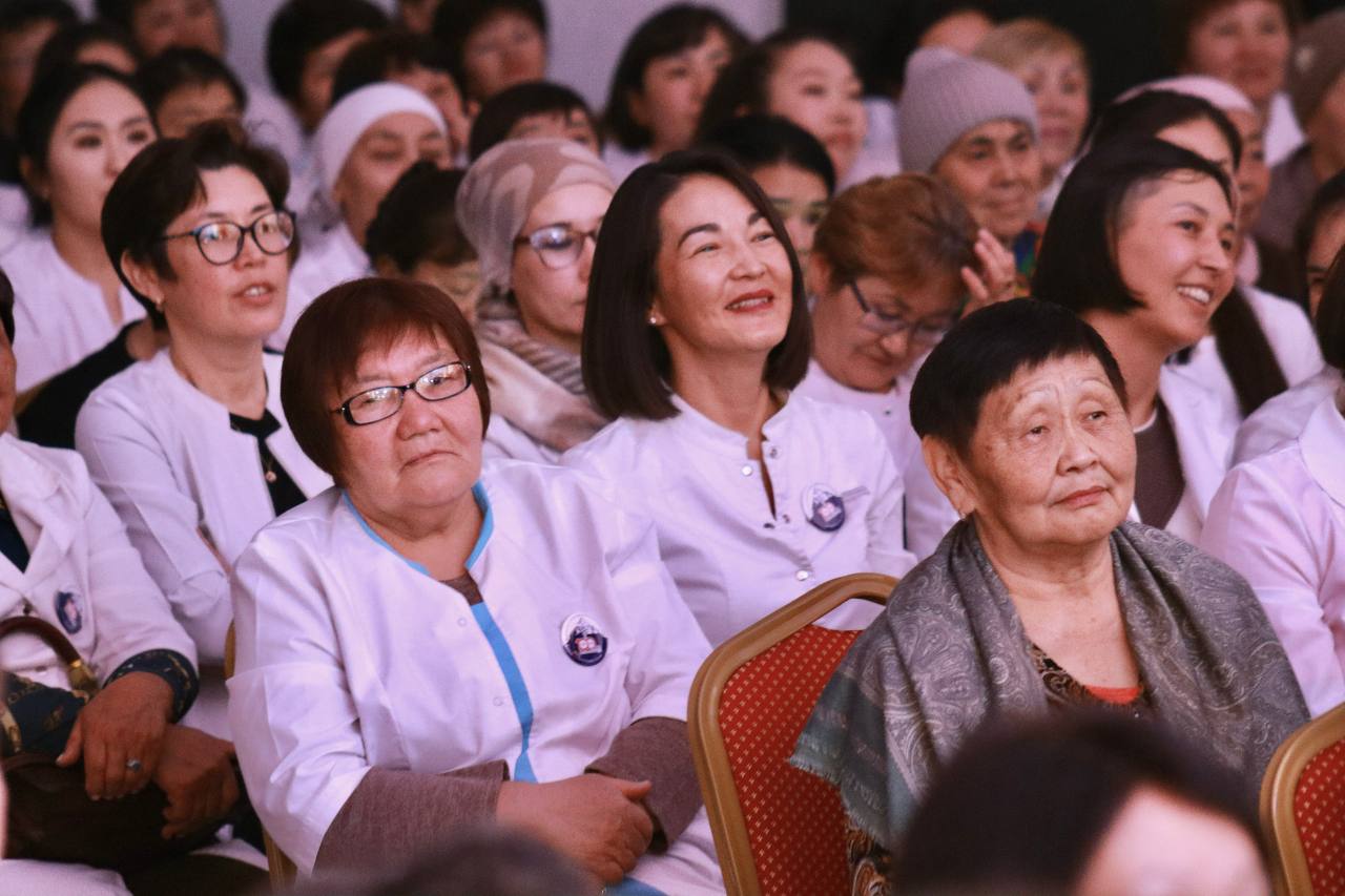 Коллектив и ветеранов Кош-Агачской районной больницы, история которой начиналась с четырех коек, поздравили со столетием учреждения Коллектив и ветеранов Кош-Агачской районной больницы, история которой начиналась с четырех коек, поздравили со столетием учреждения