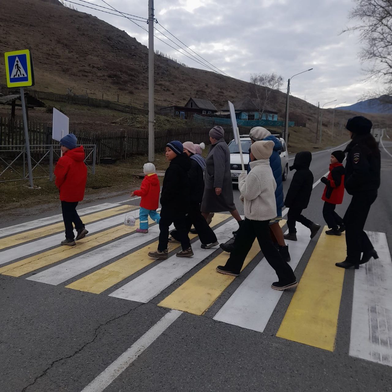 Сотрудники Госавтоинспекции провели для школьников с. Хабаровка Онгудайского района пешеходную экскурсию для закрепления Правил дорожного движения Сотрудники Госавтоинспекции провели для школьников с. Хабаровка Онгудайского района пешеходную экскурсию для закрепления Правил дорожного движения