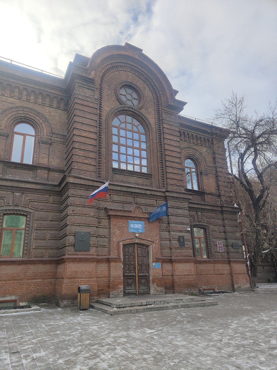 Мы живем далеко от центра России, добираться до Москвы, Санкт-Петербурга, Калининграда и других прекрасных городов страны нам далековато и дороговато, а вот путешествия по Сибири более доступны Мы живем далеко от центра России, добираться до Москвы, Санкт-Петербурга, Калининграда и других прекрасных городов страны нам далековато и дороговато, а вот путешествия по Сибири более доступны