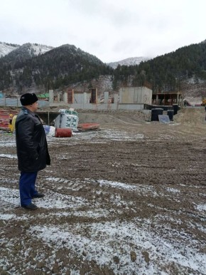 Строительство средней школы, детского сада, котельной и водопровода в Элекмонаре проинспектировал прокурор Чемальского района Сергей Пиндык