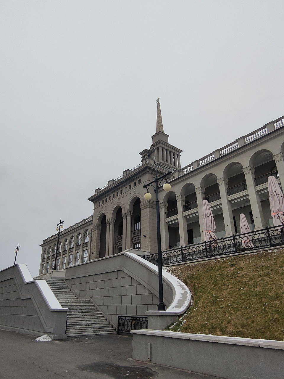 Мы живем далеко от центра России, добираться до Москвы, Санкт-Петербурга, Калининграда и других прекрасных городов страны нам далековато и дороговато, а вот путешествия по Сибири более доступны Мы живем далеко от центра России, добираться до Москвы, Санкт-Петербурга, Калининграда и других прекрасных городов страны нам далековато и дороговато, а вот путешествия по Сибири более доступны