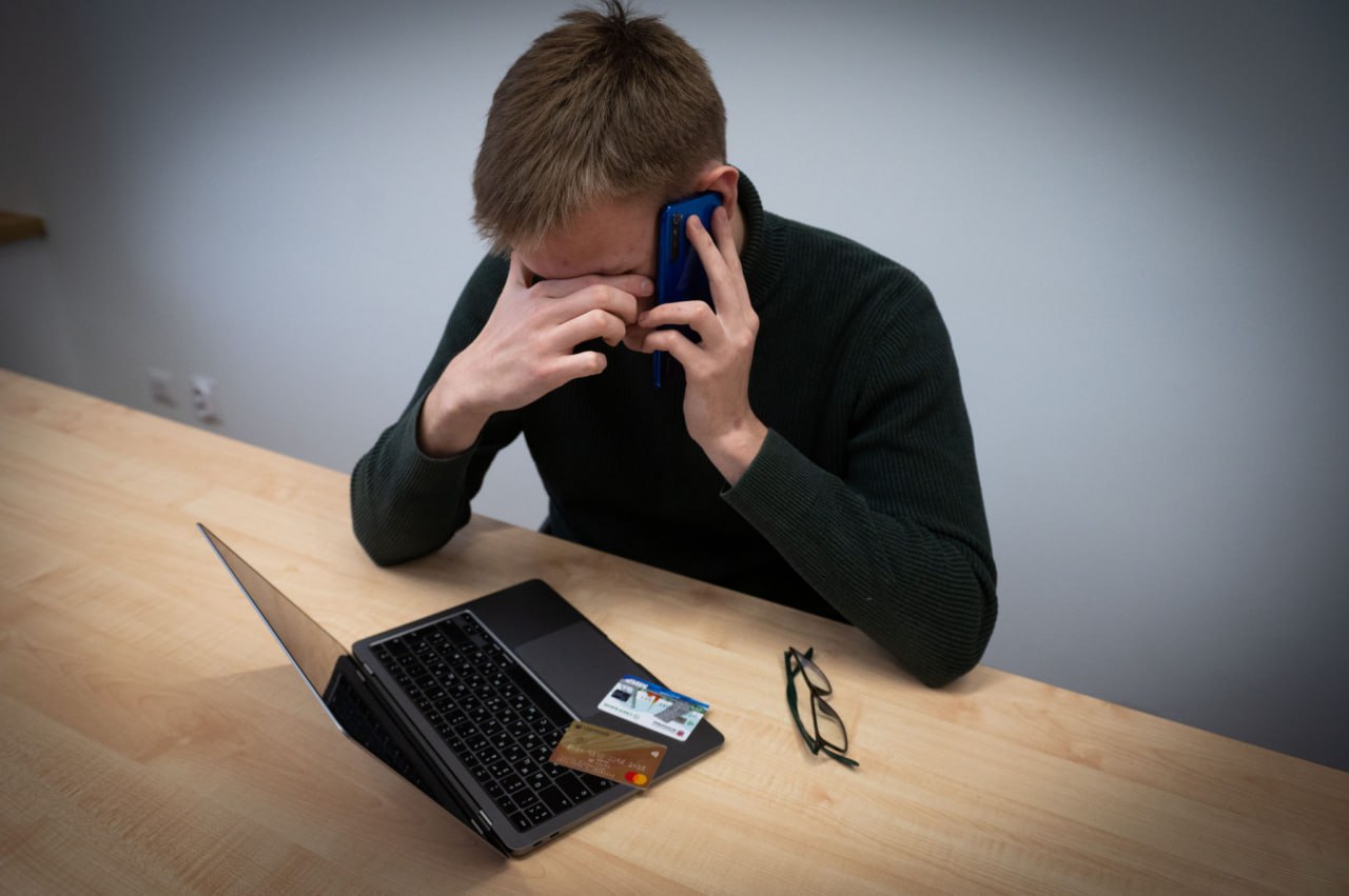 Студент из Горно-Алтайска стал жертвой аферистов, пытаясь сохранить свои сбережения и избежать ответственности за дропперство