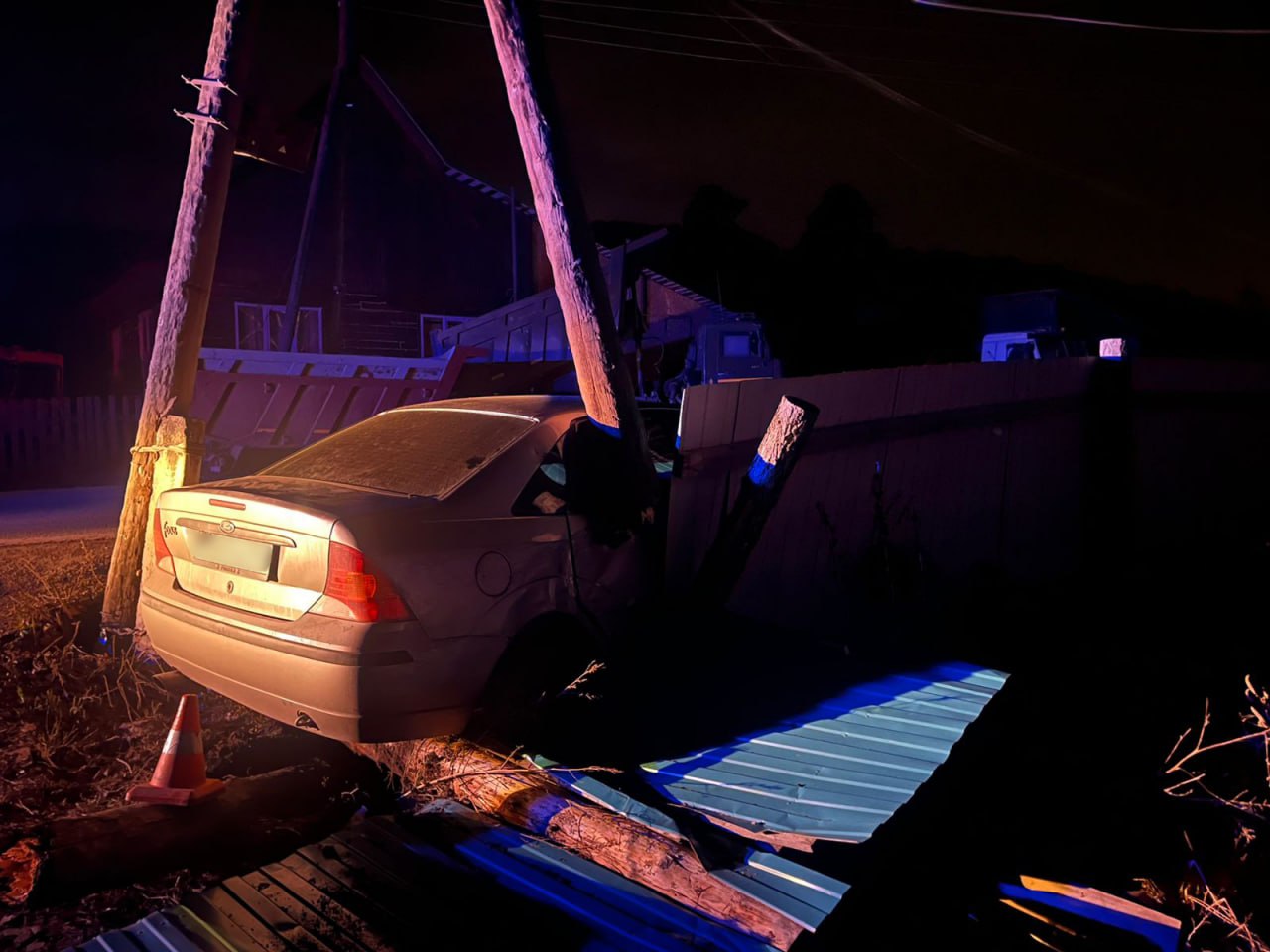 В с. Бирюля в результате наезда автомобиля на опору ЛЭП и забор жилого дома пострадал водитель В с. Бирюля в результате наезда автомобиля на опору ЛЭП и забор жилого дома пострадал водитель