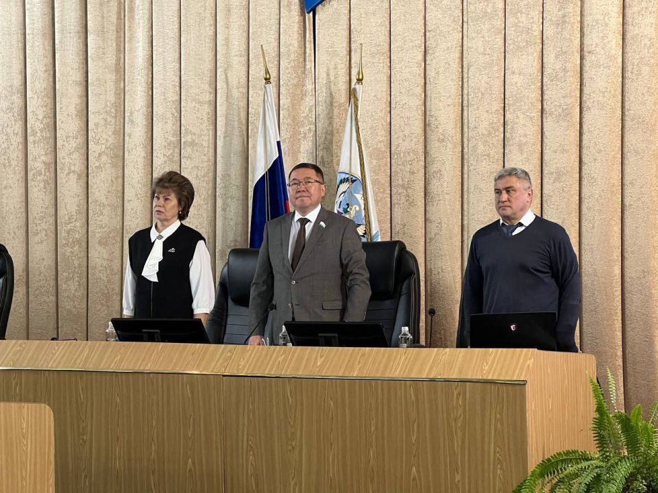 под председательством Эжера Ялбакова начала работу XI внеочередная сессия Государственного Собрания – Эл Курултай восьмого созыва