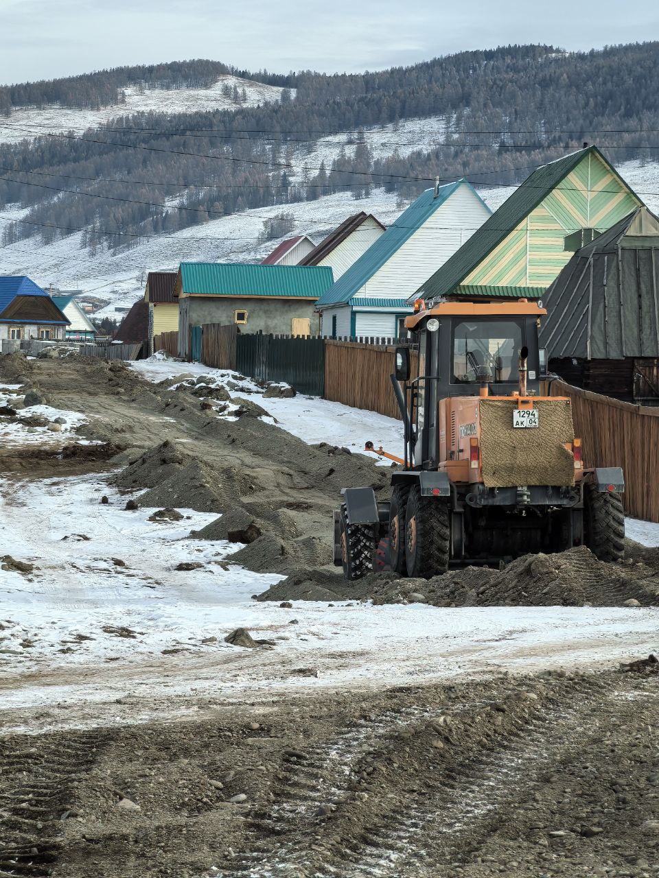 Продолжается ремонт внутрипоселковых дорог в Улаганском районе, сообщил глава муниципального образования Айдар Акчин Продолжается ремонт внутрипоселковых дорог в Улаганском районе, сообщил глава муниципального образования Айдар Акчин
