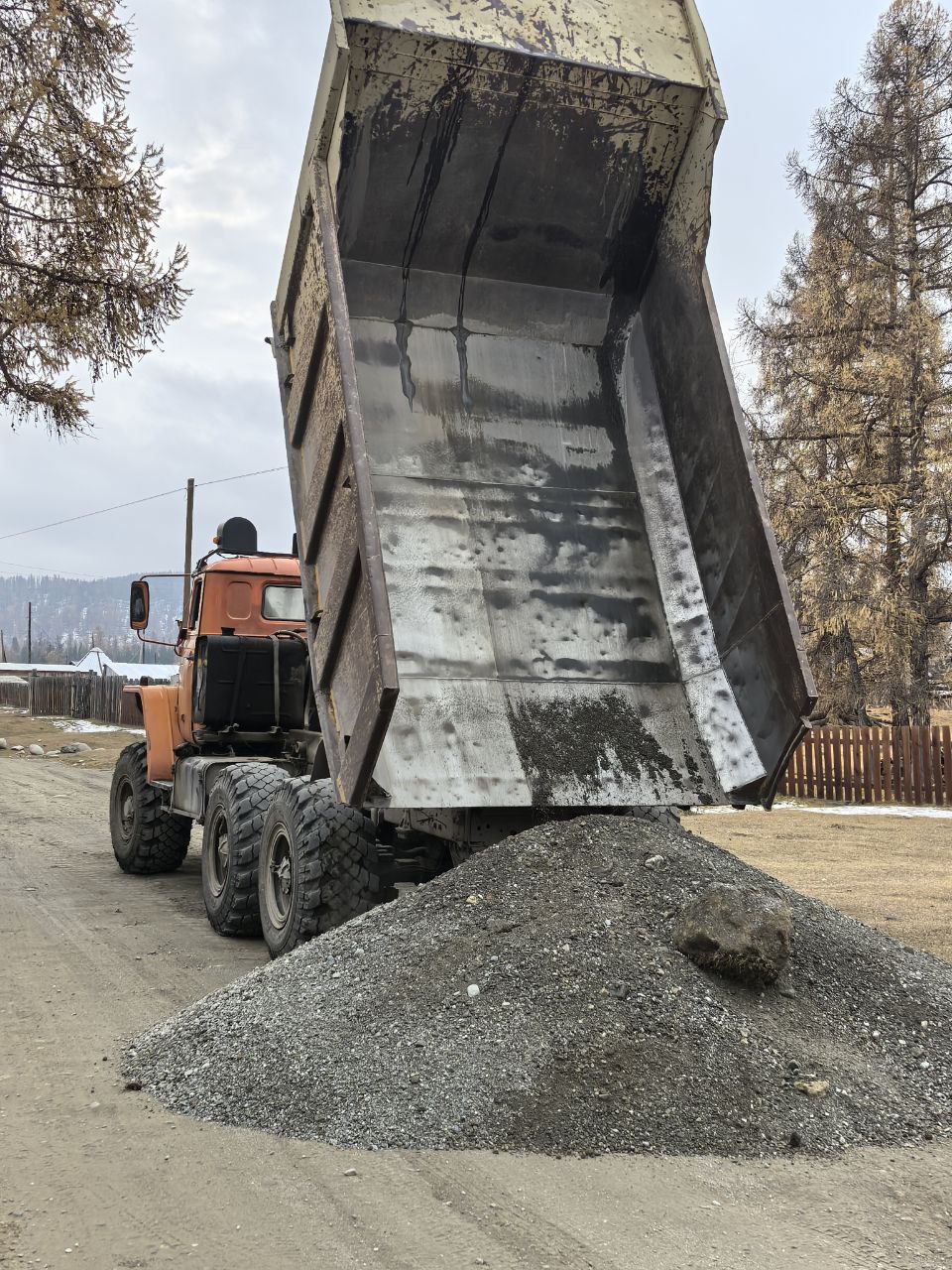 Продолжается ремонт внутрипоселковых дорог в Улаганском районе, сообщил глава муниципального образования Айдар Акчин Продолжается ремонт внутрипоселковых дорог в Улаганском районе, сообщил глава муниципального образования Айдар Акчин