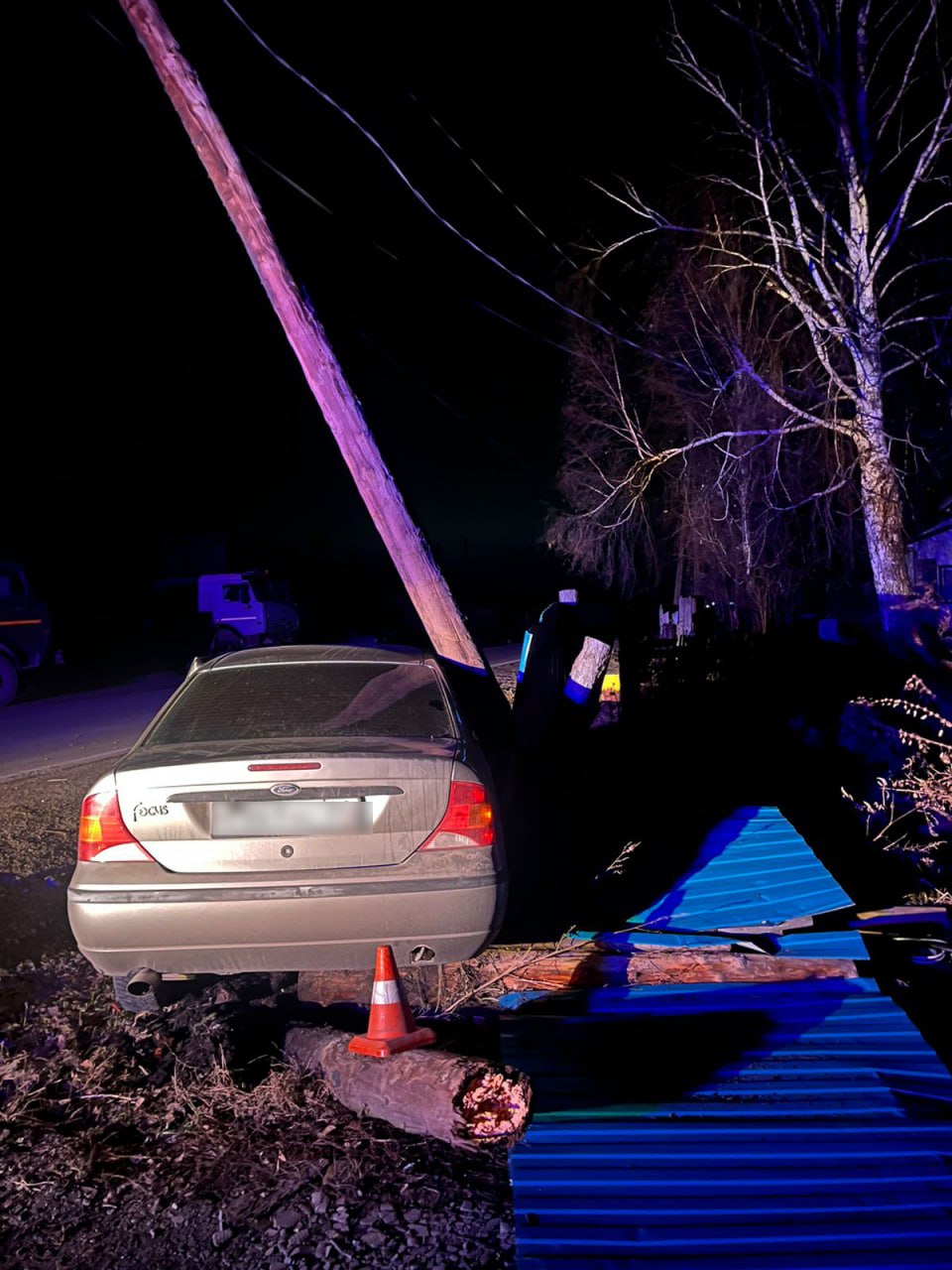 В с. Бирюля в результате наезда автомобиля на опору ЛЭП и забор жилого дома пострадал водитель В с. Бирюля в результате наезда автомобиля на опору ЛЭП и забор жилого дома пострадал водитель