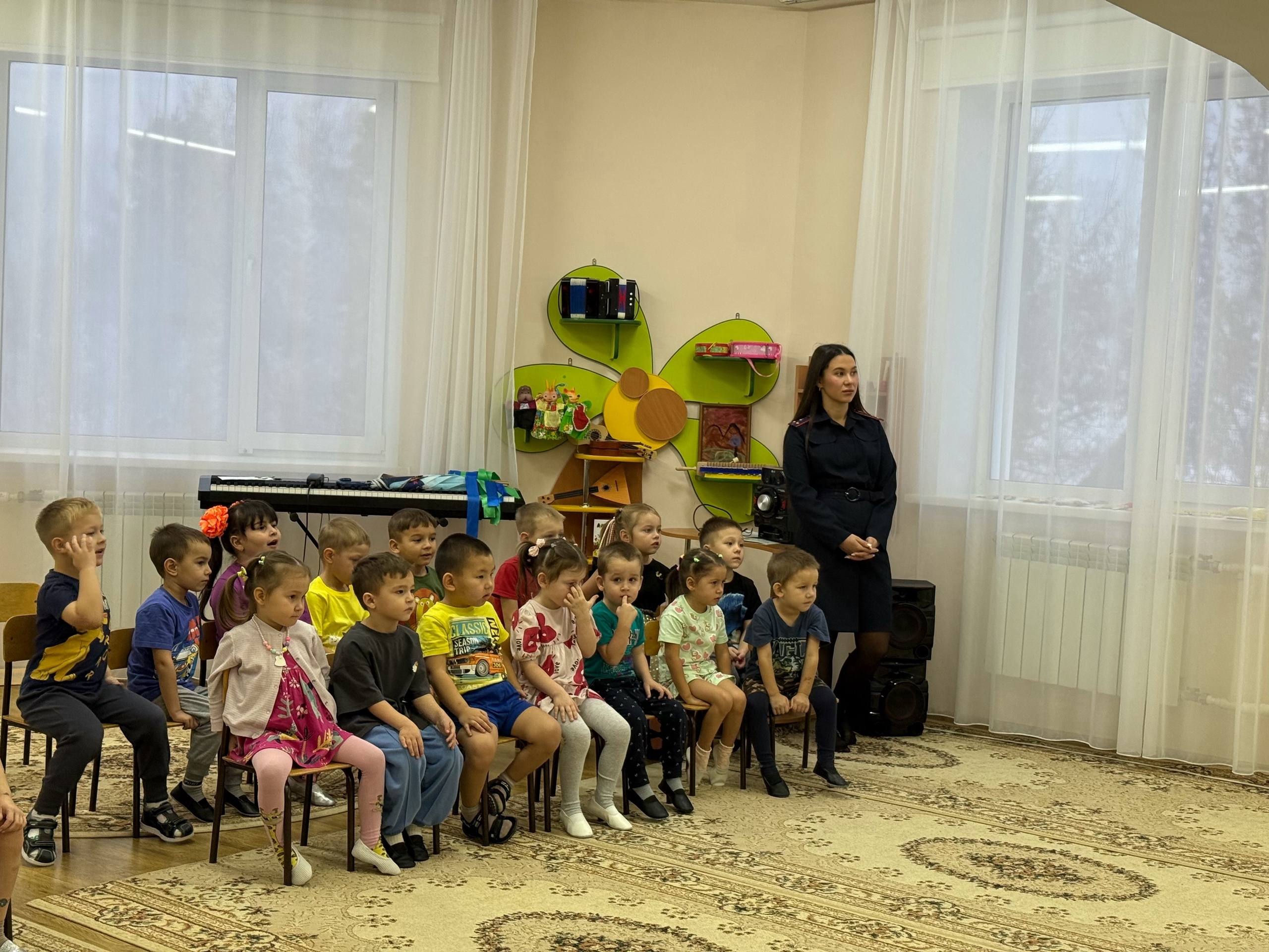 В детском саду «Огонек». с. Кызыл-Озек сотрудник региональной Госавтоинспекции провела мероприятие по ПДД В детском саду «Огонек». с. Кызыл-Озек сотрудник региональной Госавтоинспекции провела мероприятие по ПДД