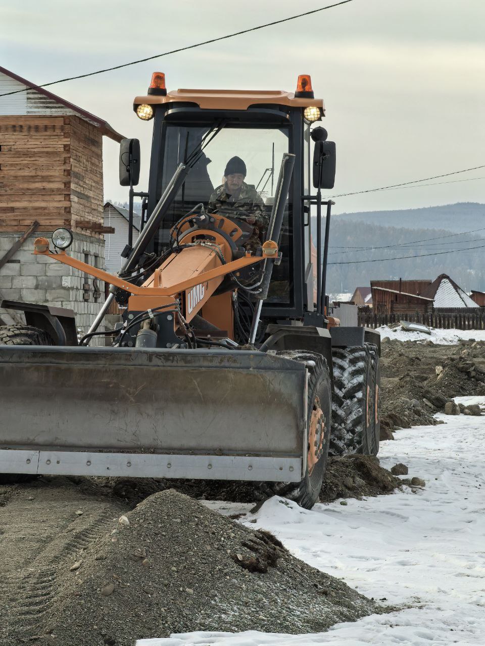 Продолжается ремонт внутрипоселковых дорог в Улаганском районе, сообщил глава муниципального образования Айдар Акчин Продолжается ремонт внутрипоселковых дорог в Улаганском районе, сообщил глава муниципального образования Айдар Акчин