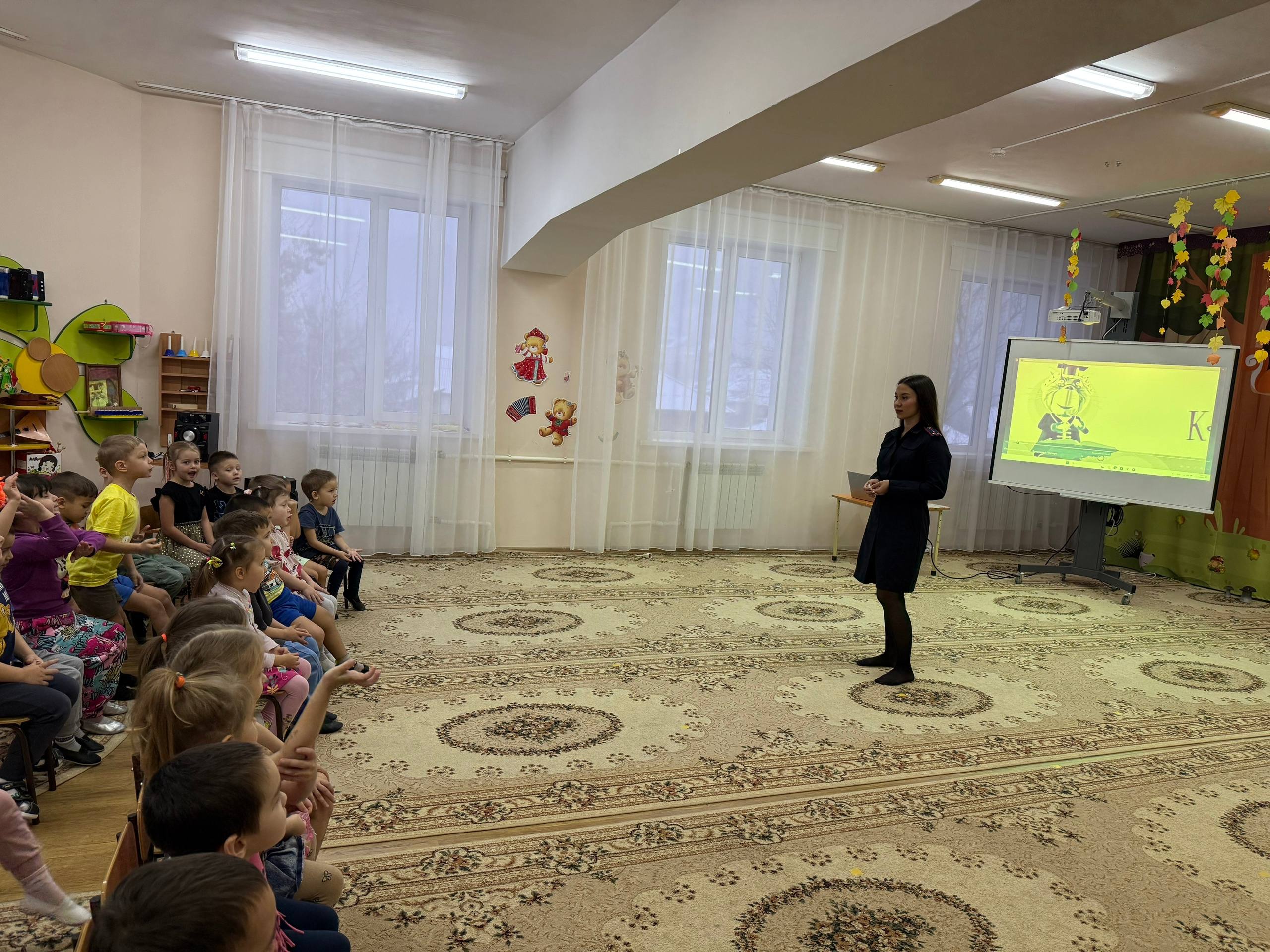 В детском саду «Огонек». с. Кызыл-Озек сотрудник региональной Госавтоинспекции провела мероприятие по ПДД