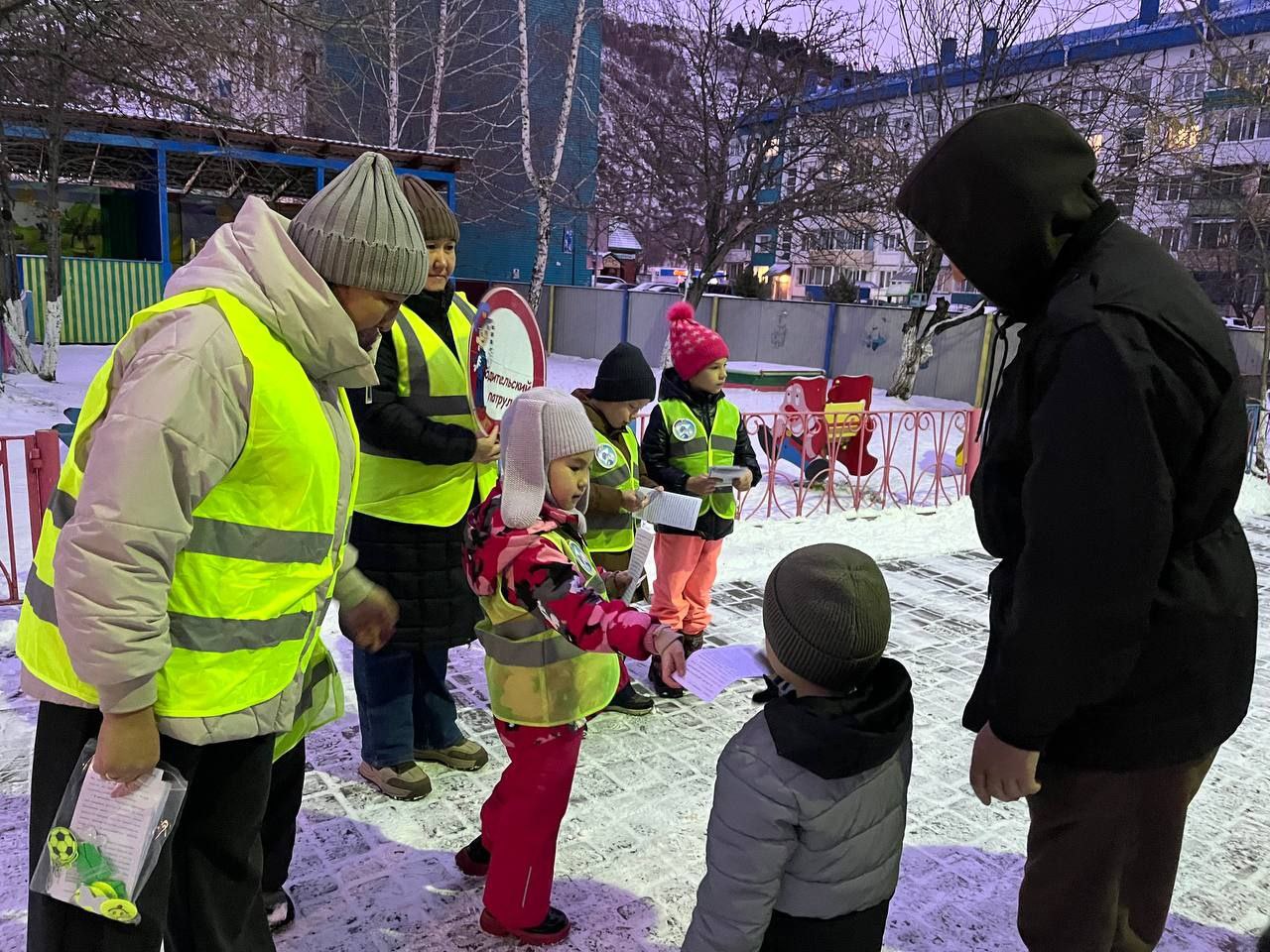 Акция "Родительский патруль" по соблюдению ПДД состоялась в детском саду №14 г. Горно-Алтайска Акция "Родительский патруль" по соблюдению ПДД состоялась в детском саду №14 г. Горно-Алтайска