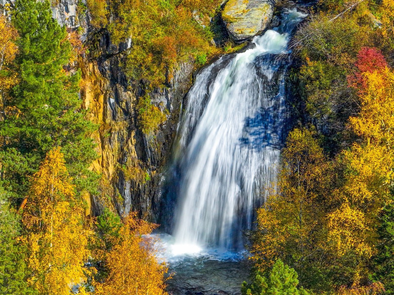 Водопад Корбу в Алтайском заповеднике меняет свой облик каждый сезон Водопад Корбу в Алтайском заповеднике меняет свой облик каждый сезон