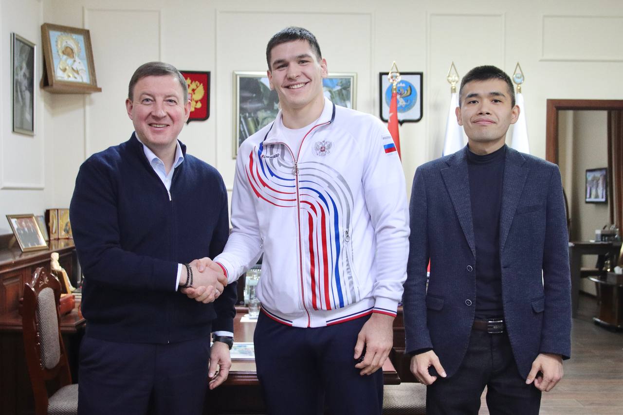 Чемпион мира по самбо и наш земляк Артём Тадин приехал в Республику Алтай