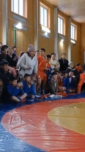 Болельщик года. Видео: тг-канал «Алтайский звонарь»