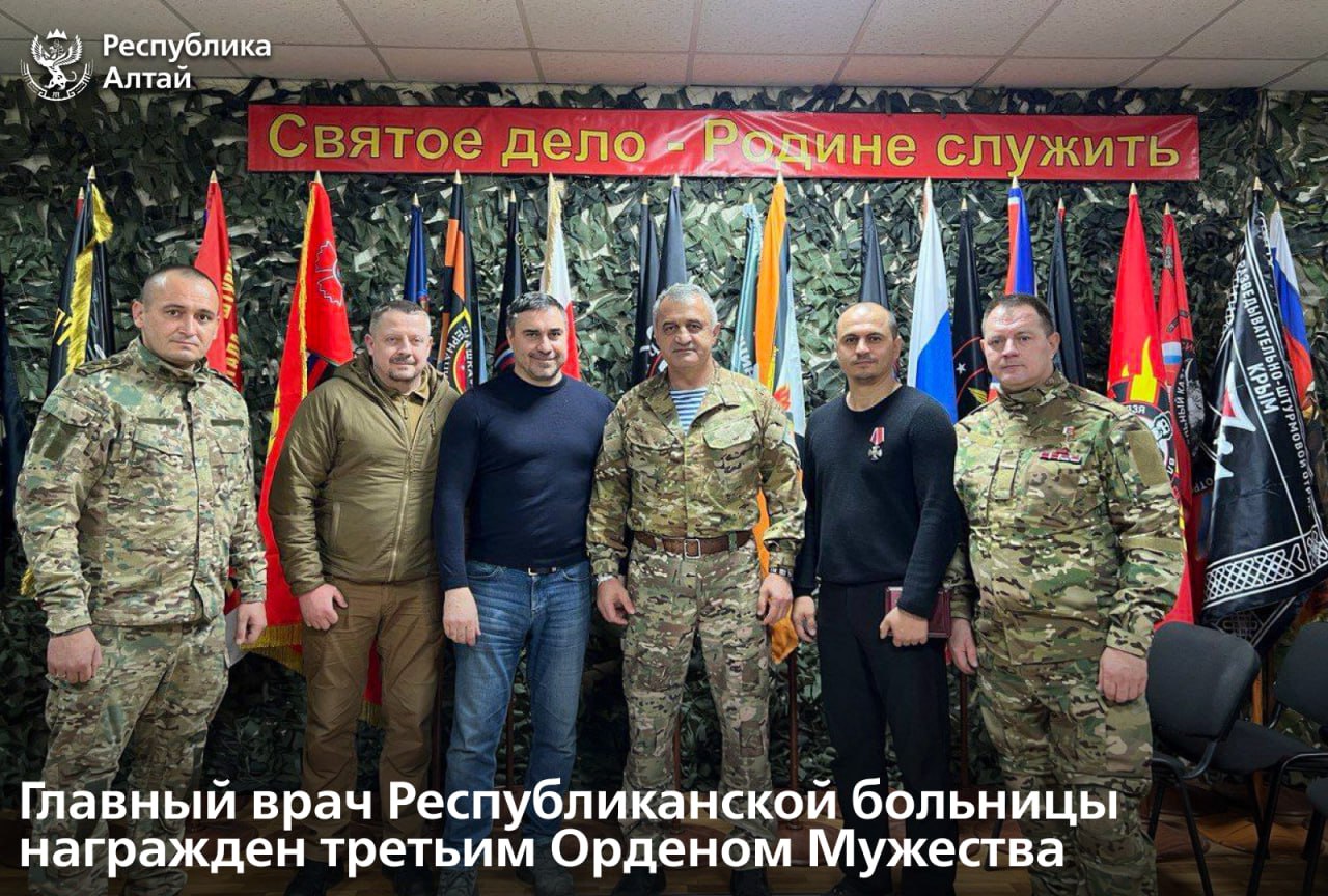 Глава Республики Алтай Андрей Турчак поздравил главного врача Республиканской больницы Антона Хазова с высокой и заслуженной наградой