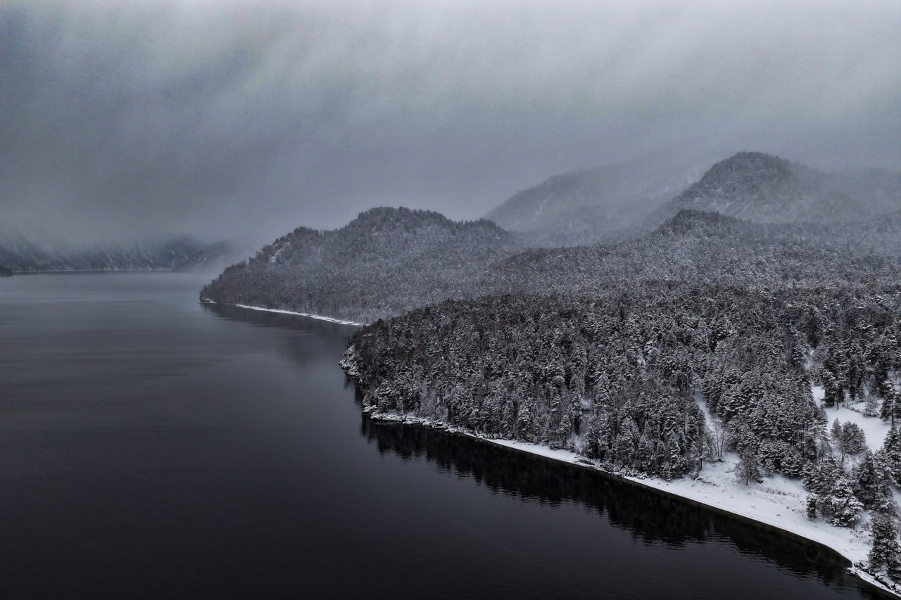 К середине ноября Телецкое озеро и горы Алтайского заповедника надели строгий чёрно-белый наряд К середине ноября Телецкое озеро и горы Алтайского заповедника надели строгий чёрно-белый наряд
