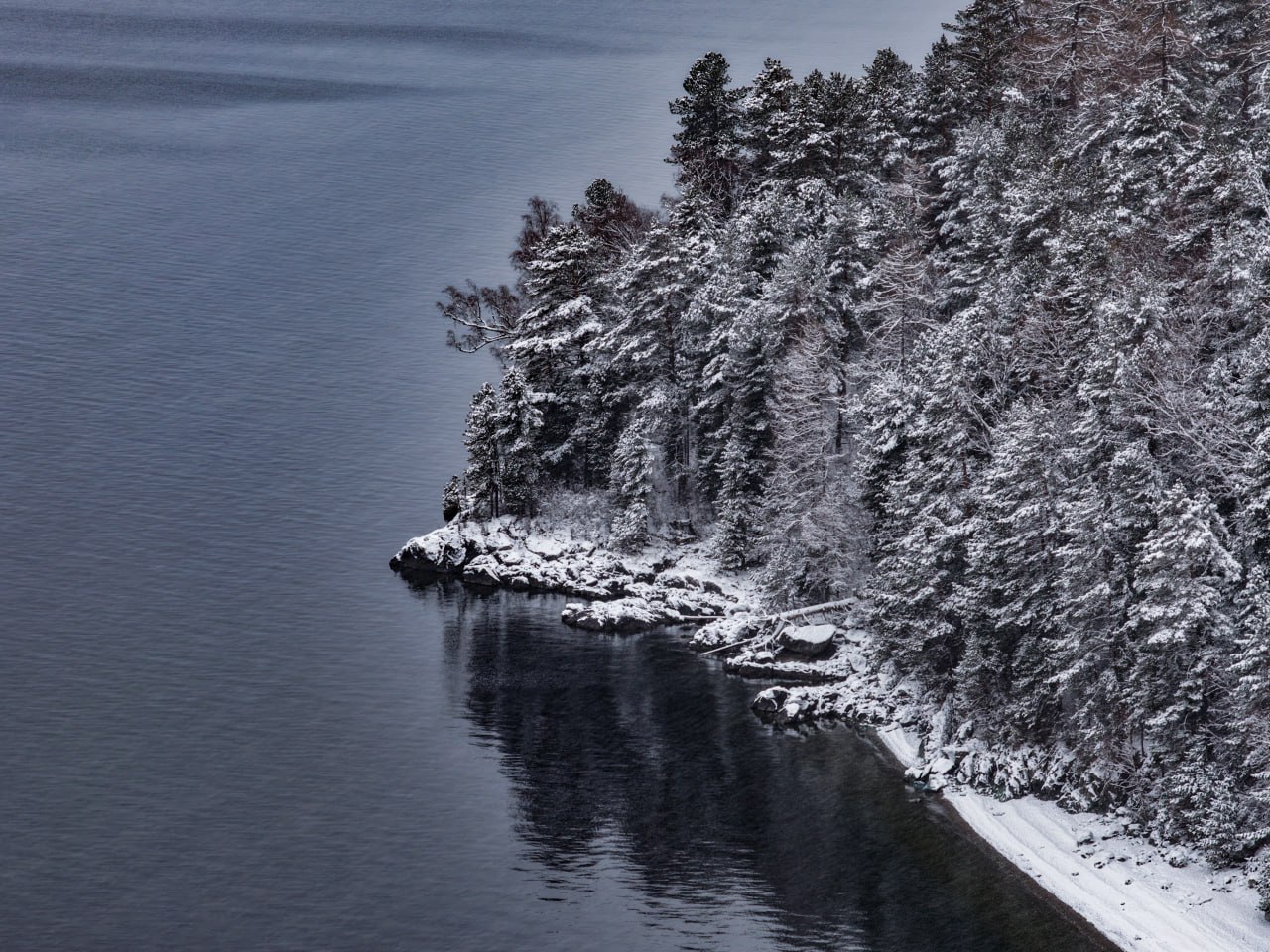 К середине ноября Телецкое озеро и горы Алтайского заповедника надели строгий чёрно-белый наряд К середине ноября Телецкое озеро и горы Алтайского заповедника надели строгий чёрно-белый наряд