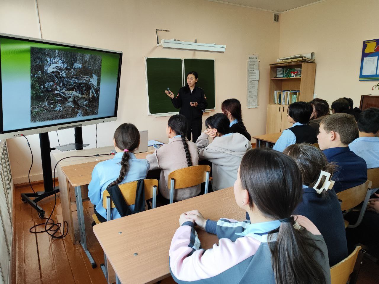 Сотрудники Госавтоинспекции знакомят школьников с историей создания «Всемирного Дня памяти жертв дорожно-транспортных происшествий» Сотрудники Госавтоинспекции знакомят школьников с историей создания «Всемирного Дня памяти жертв дорожно-транспортных происшествий»