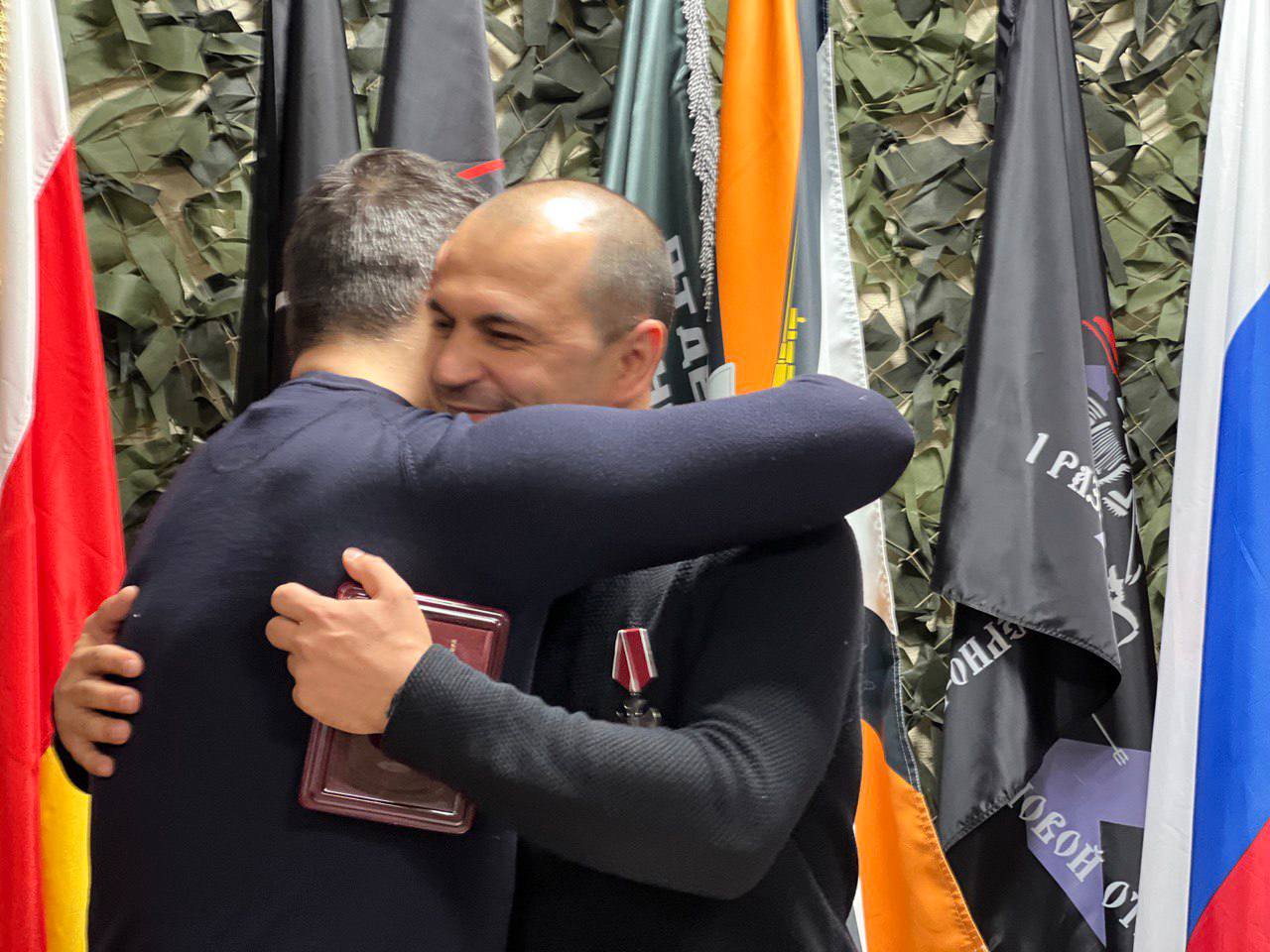 Герои среди нас.. Есть люди, даже стоять рядом с которыми уже высокая честь. А уж работать вместе – это вообще мечта. И ребята рядом со мной на фото – это легенды. И лозунг сверху на фото – не просто слова. Это наш образ... Герои среди нас.. Есть люди, даже стоять рядом с которыми уже высокая честь. А уж работать вместе – это вообще мечта. И ребята рядом со мной на фото – это легенды. И лозунг сверху на фото – не просто слова. Это наш образ...