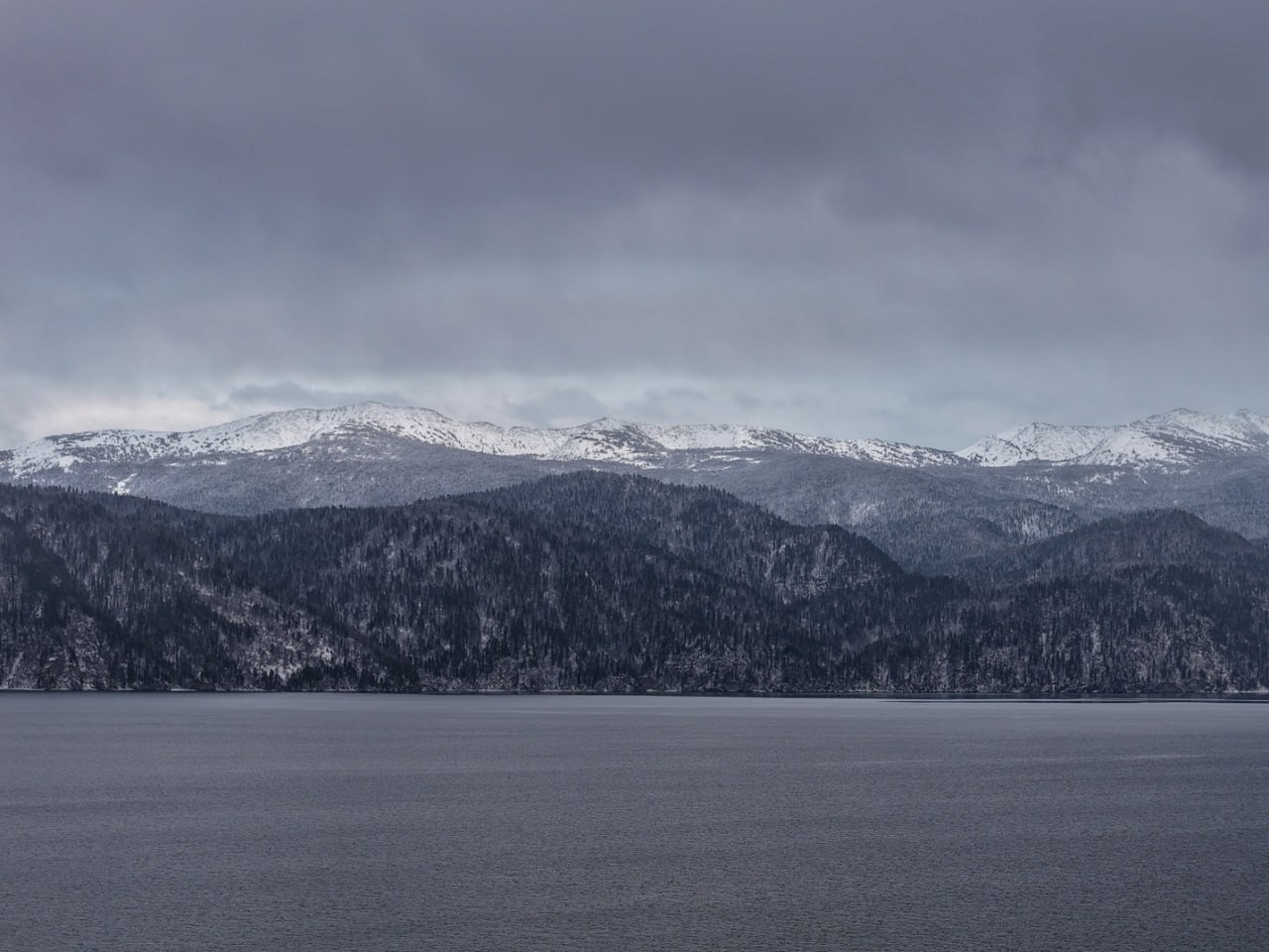 К середине ноября Телецкое озеро и горы Алтайского заповедника надели строгий чёрно-белый наряд К середине ноября Телецкое озеро и горы Алтайского заповедника надели строгий чёрно-белый наряд