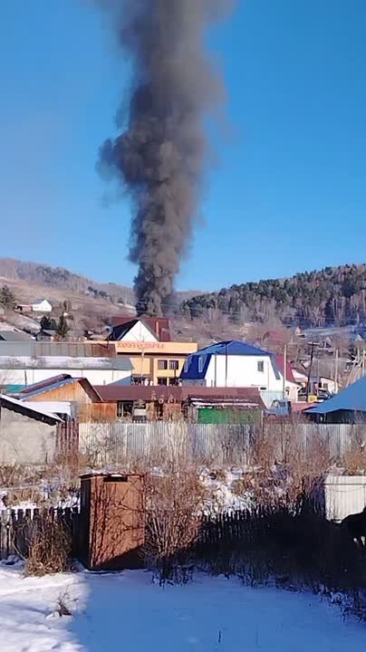 Пожар в Кызыл-Озеке. Видео от подписчика