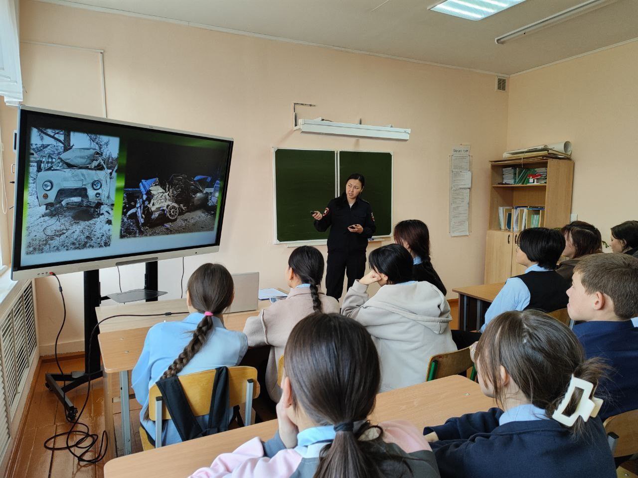 Сотрудники Госавтоинспекции знакомят школьников с историей создания «Всемирного Дня памяти жертв дорожно-транспортных происшествий» Сотрудники Госавтоинспекции знакомят школьников с историей создания «Всемирного Дня памяти жертв дорожно-транспортных происшествий»