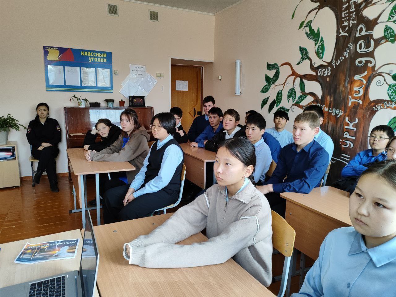 Сотрудники Госавтоинспекции знакомят школьников с историей создания «Всемирного Дня памяти жертв дорожно-транспортных происшествий» Сотрудники Госавтоинспекции знакомят школьников с историей создания «Всемирного Дня памяти жертв дорожно-транспортных происшествий»