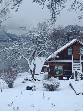 Заповедные берега Телецкого озера укрыло снегом