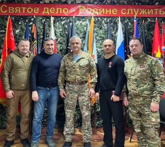 Герои среди нас.. Есть люди, даже стоять рядом с которыми уже высокая честь. А уж работать вместе – это вообще мечта. И ребята рядом со мной на фото – это легенды. И лозунг сверху на фото – не просто слова. Это наш образ...