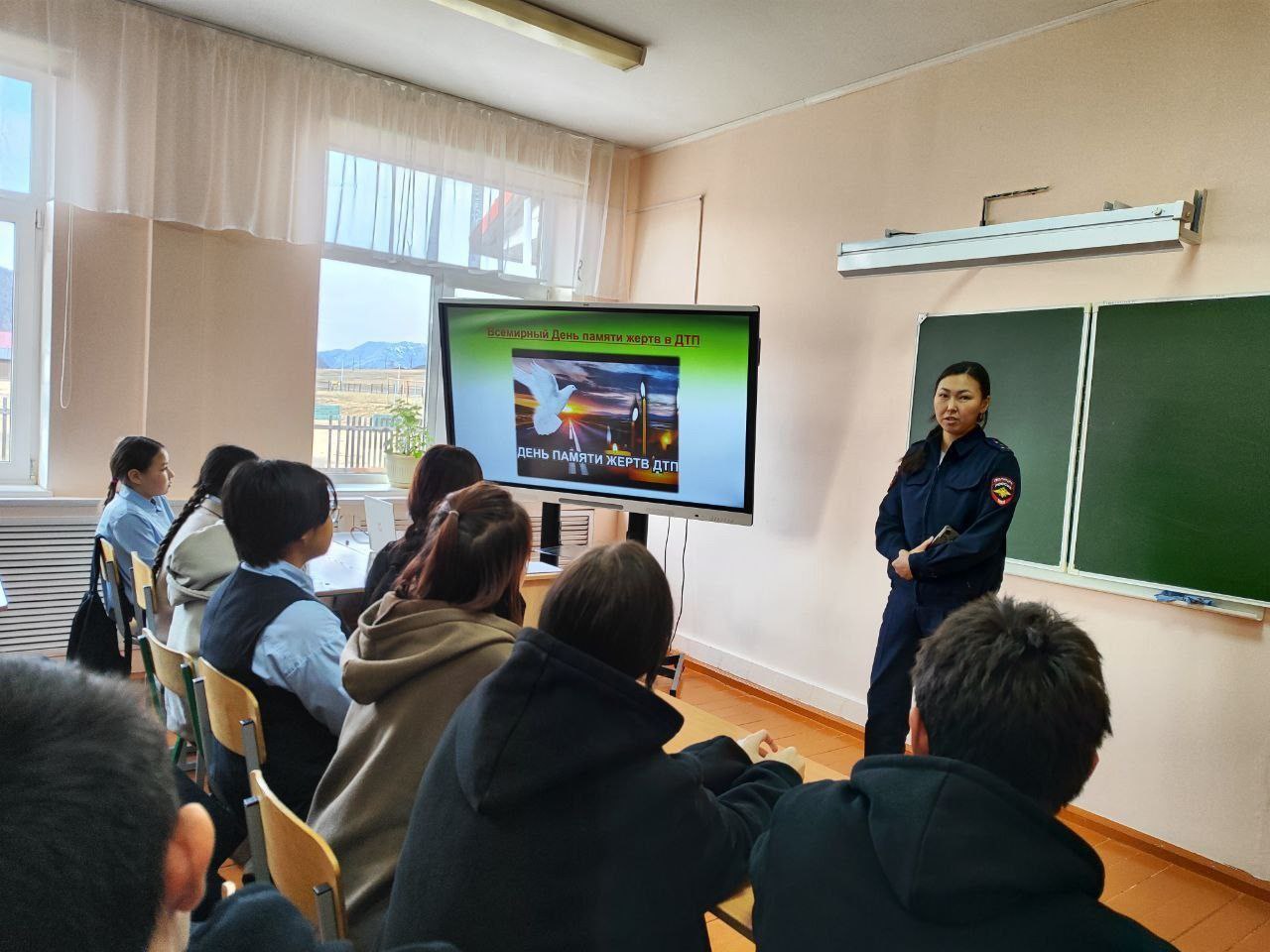 Сотрудники Госавтоинспекции знакомят школьников с историей создания «Всемирного Дня памяти жертв дорожно-транспортных происшествий» Сотрудники Госавтоинспекции знакомят школьников с историей создания «Всемирного Дня памяти жертв дорожно-транспортных происшествий»