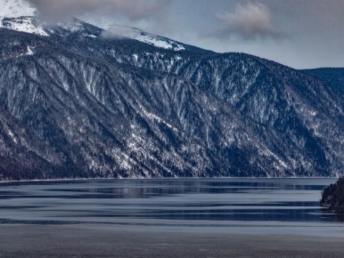 К середине ноября Телецкое озеро и горы Алтайского заповедника надели строгий чёрно-белый наряд