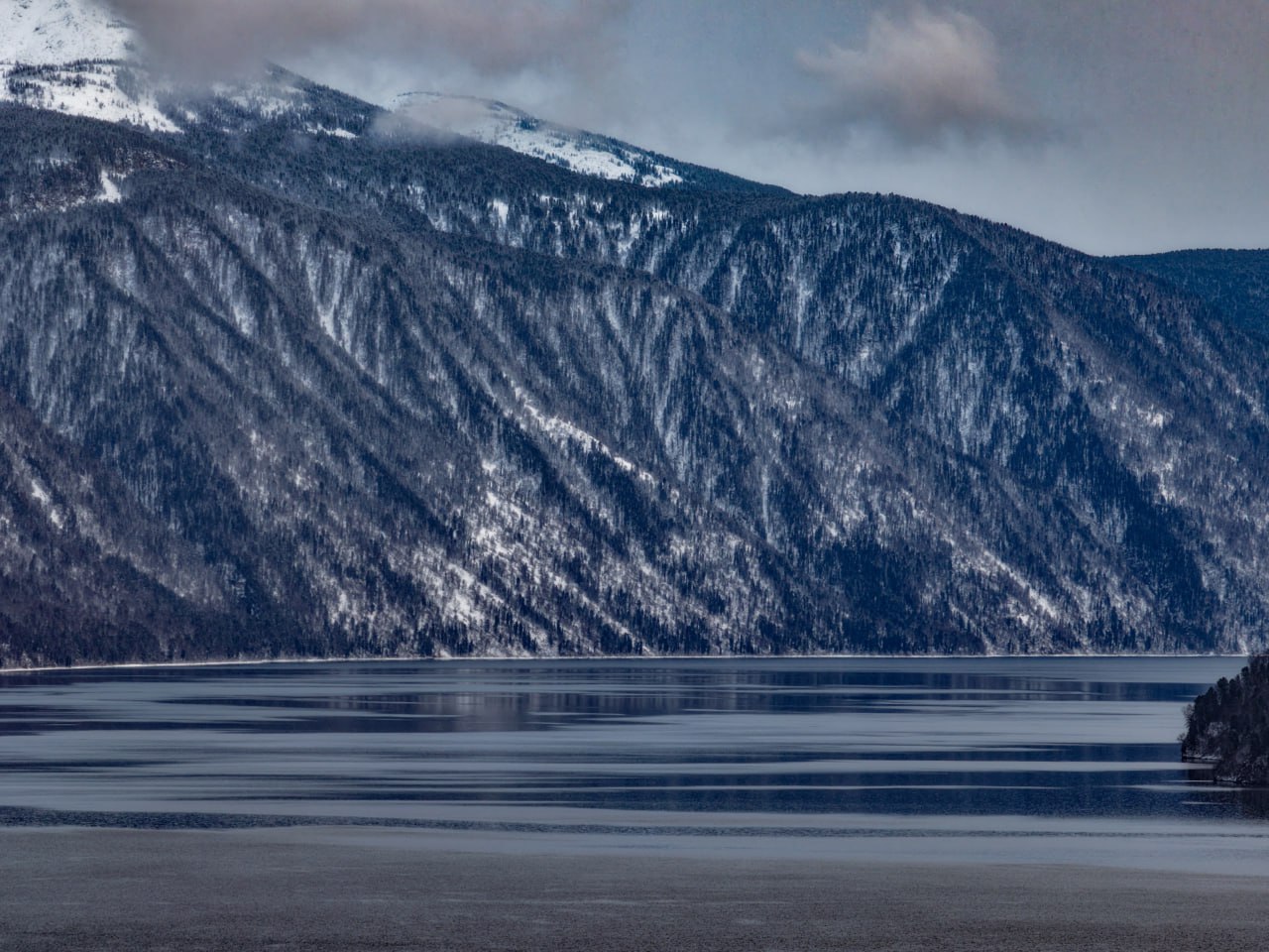 К середине ноября Телецкое озеро и горы Алтайского заповедника надели строгий чёрно-белый наряд