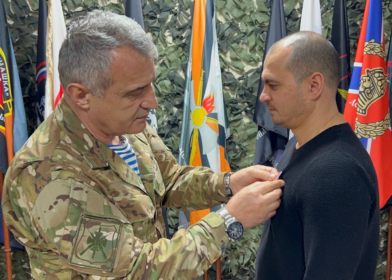 Герои среди нас.. Есть люди, даже стоять рядом с которыми уже высокая честь. А уж работать вместе – это вообще мечта. И ребята рядом со мной на фото – это легенды. И лозунг сверху на фото – не просто слова. Это наш образ... Герои среди нас.. Есть люди, даже стоять рядом с которыми уже высокая честь. А уж работать вместе – это вообще мечта. И ребята рядом со мной на фото – это легенды. И лозунг сверху на фото – не просто слова. Это наш образ...