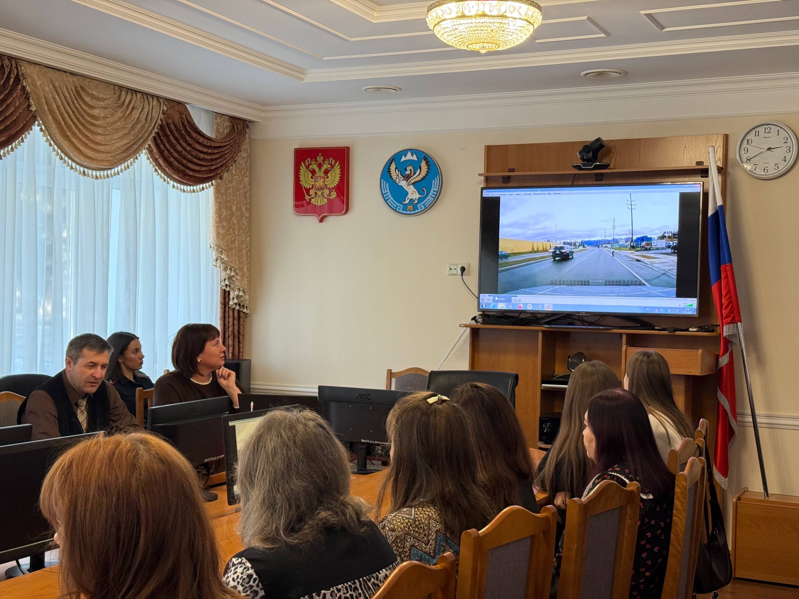 Сотрудник региональной Госавтоинспекции посетила отделение Фонда социального страхования по Республике Алтай Сотрудник региональной Госавтоинспекции посетила отделение Фонда социального страхования по Республике Алтай