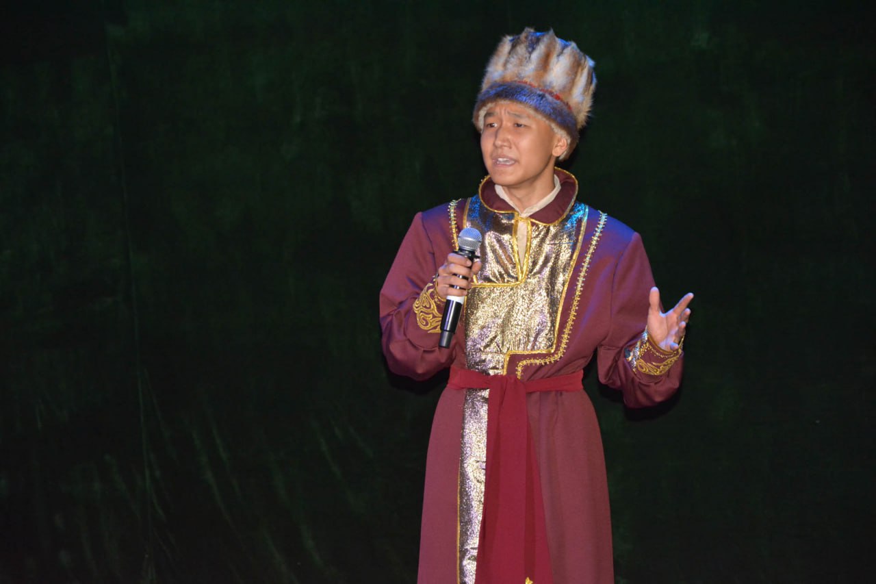 Более 400 актеров из 30 коллективов Республики Алтай и регионов Сибири участвовали в межрегиональном фестивале-конкурсе любительских театров «Театральный Boom» Более 400 актеров из 30 коллективов Республики Алтай и регионов Сибири участвовали в межрегиональном фестивале-конкурсе любительских театров «Театральный Boom»