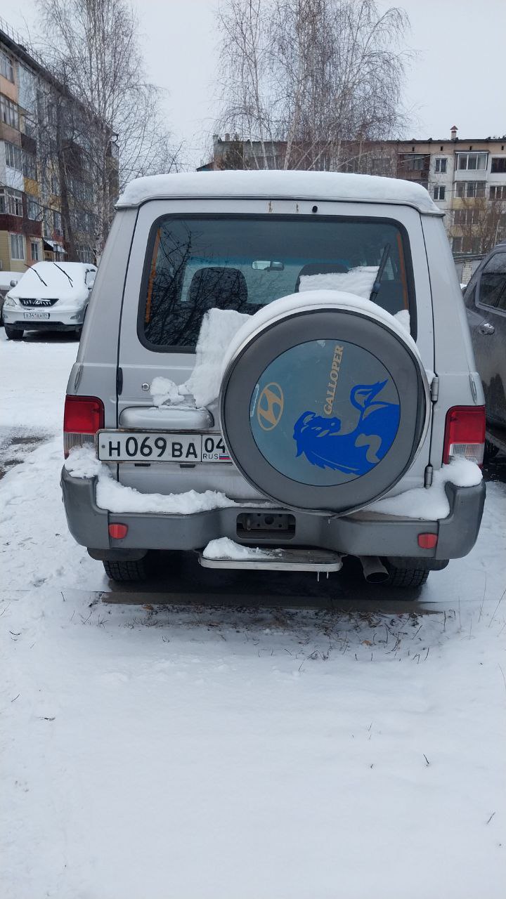 От подписчика. ГИБДД, пожалуйста, отыщите хозяина, пусть уберет автомобиль с прохода пешеходного через площадку ул. Алтайская, 3. Стоит не один день, похоже на зиму припарковался, подснежник