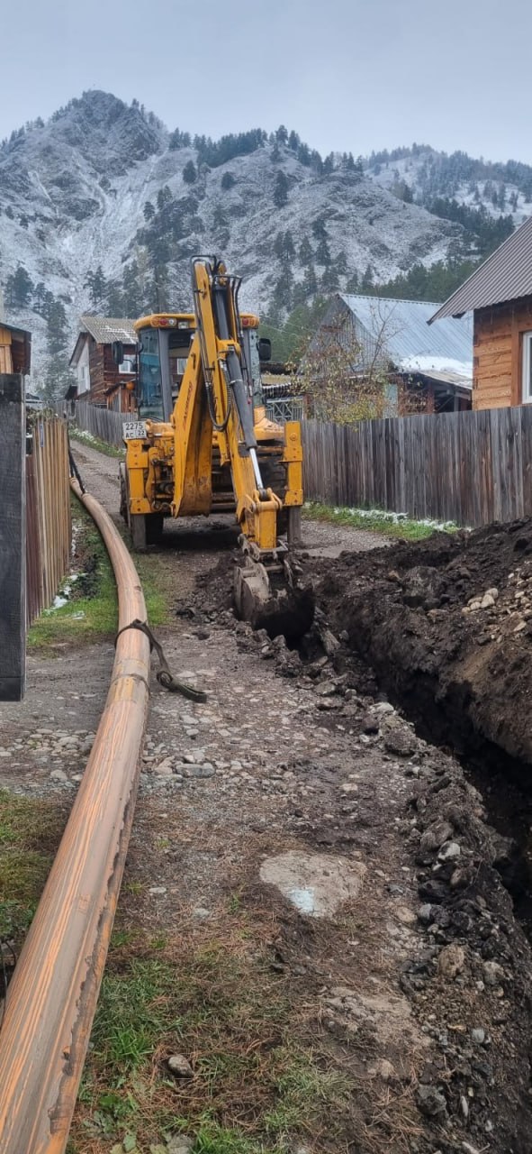 Строительство газопровода продолжается в селе Узнезя Чемальского района, сейчас работы ведутся по ул. Центральной. Задействовано 12 человек, 4 единиц техники Строительство газопровода продолжается в селе Узнезя Чемальского района, сейчас работы ведутся по ул. Центральной. Задействовано 12 человек, 4 единиц техники