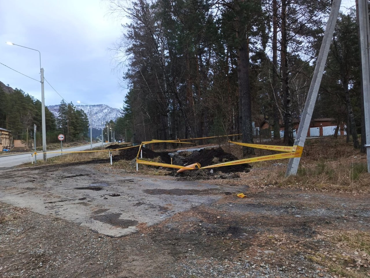 Строительство газопровода продолжается в селе Узнезя Чемальского района, сейчас работы ведутся по ул. Центральной. Задействовано 12 человек, 4 единиц техники