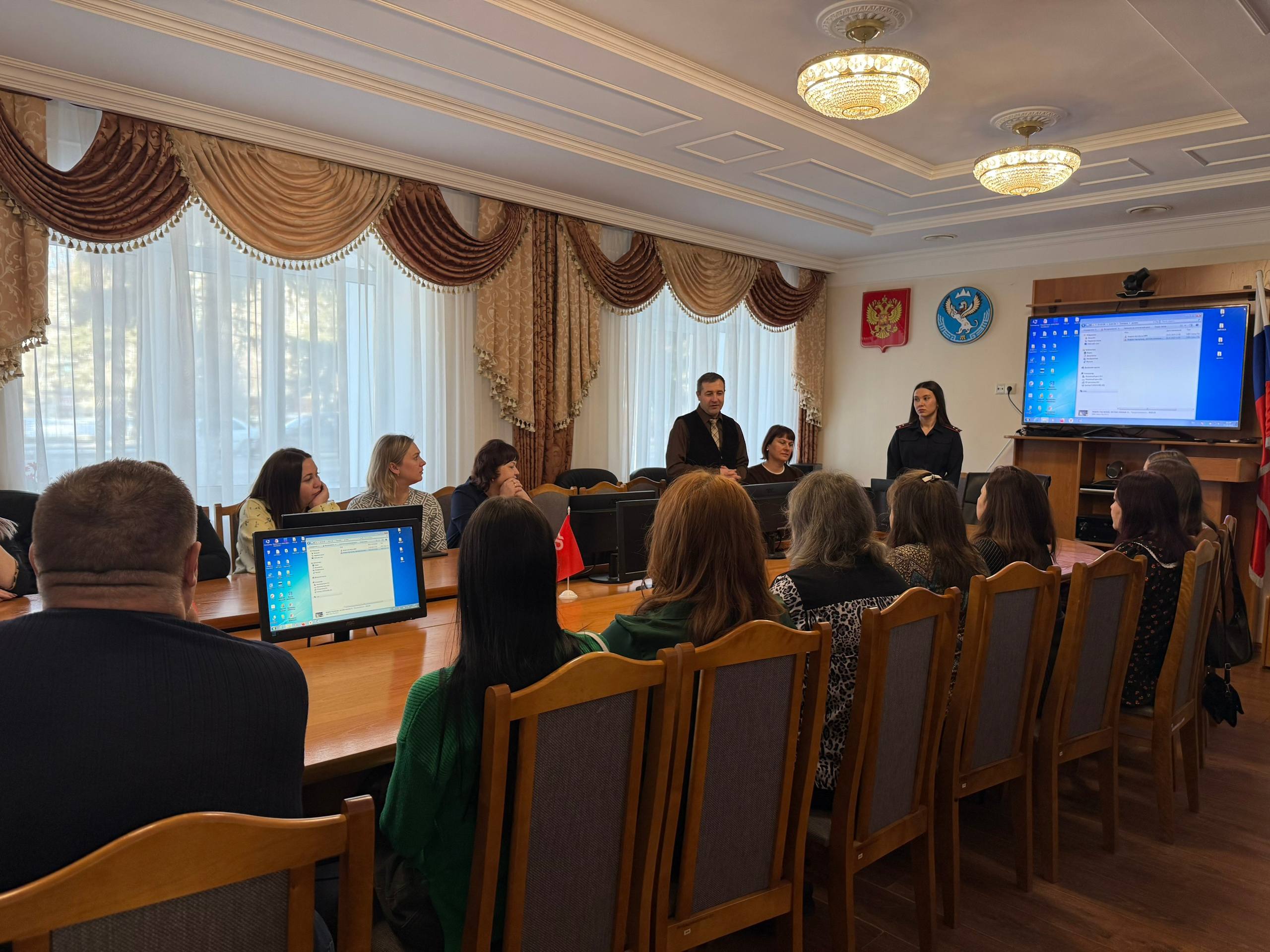 Сотрудник региональной Госавтоинспекции посетила отделение Фонда социального страхования по Республике Алтай Сотрудник региональной Госавтоинспекции посетила отделение Фонда социального страхования по Республике Алтай