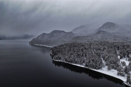 По республике:. Сегодня ночью и завтра днем переменная облачность, преимущественно без осадков, на дорогах гололедица, ветер умеренный, местами порывистый до 15 м/с