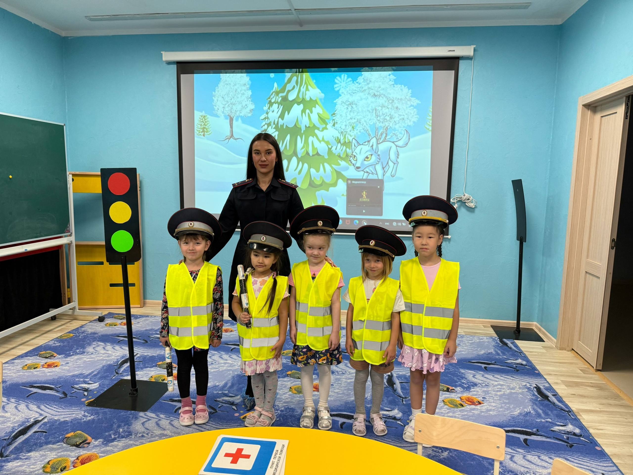 Инспектор управления Госавтоинспекции посетила городской детский сад «Сказка» и провела для ребят обучающее мероприятие «ПДД для пешеходовЗначение сигналов светофора» Инспектор управления Госавтоинспекции посетила городской детский сад «Сказка» и провела для ребят обучающее мероприятие «ПДД для пешеходовЗначение сигналов светофора»