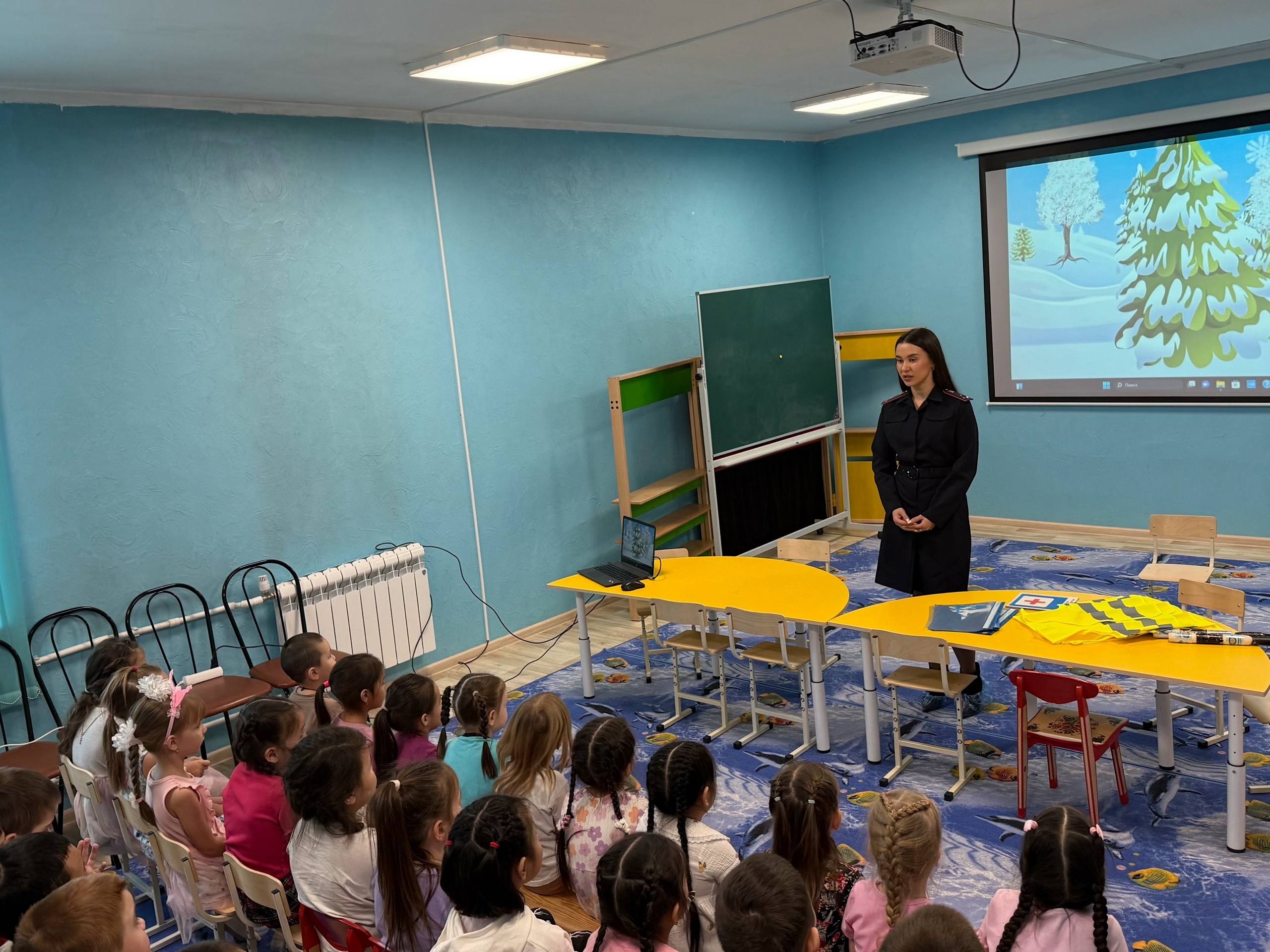 Инспектор управления Госавтоинспекции посетила городской детский сад «Сказка» и провела для ребят обучающее мероприятие «ПДД для пешеходовЗначение сигналов светофора» Инспектор управления Госавтоинспекции посетила городской детский сад «Сказка» и провела для ребят обучающее мероприятие «ПДД для пешеходовЗначение сигналов светофора»