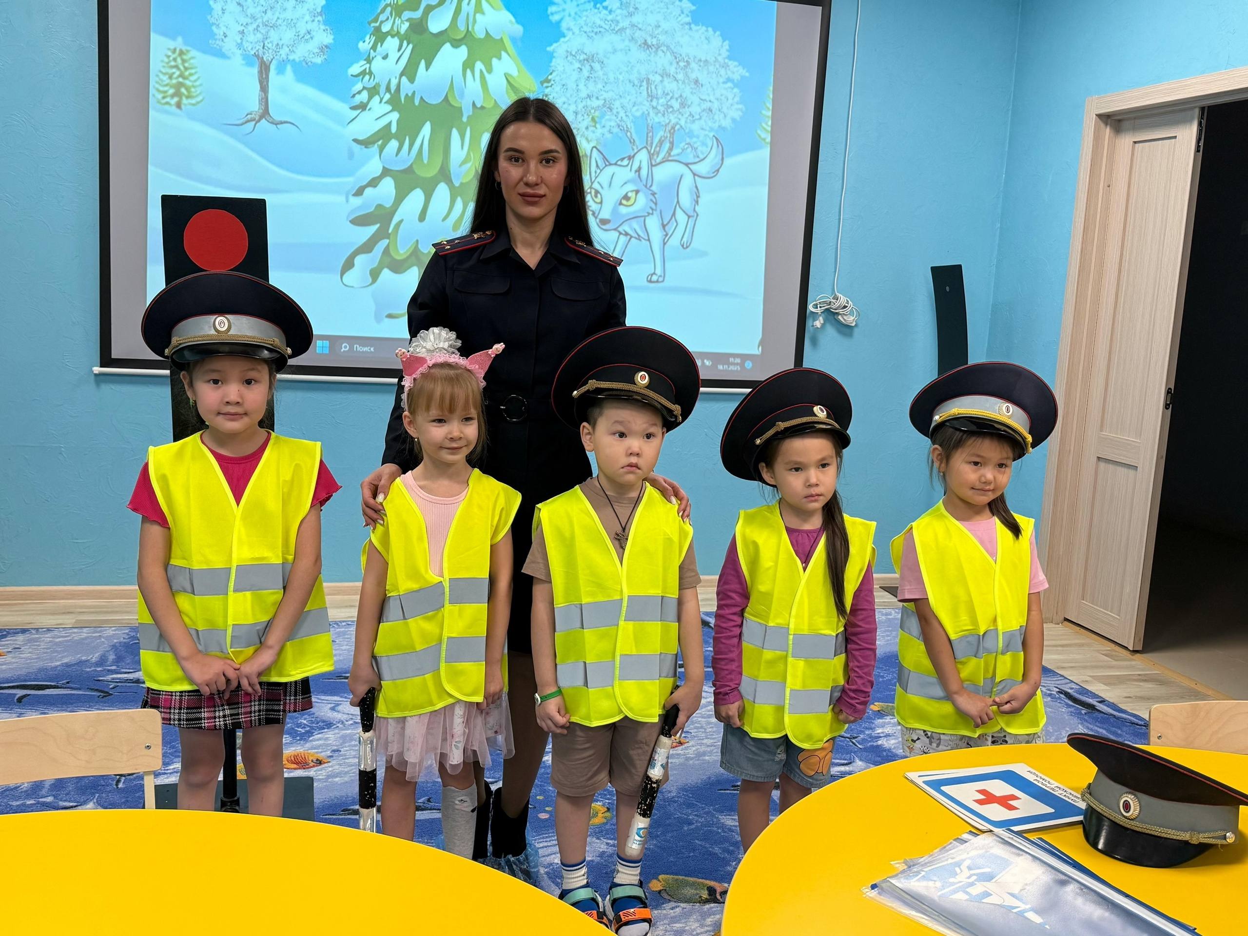 Инспектор управления Госавтоинспекции посетила городской детский сад «Сказка» и провела для ребят обучающее мероприятие «ПДД для пешеходовЗначение сигналов светофора»